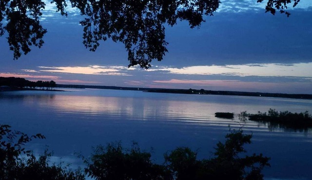 SLEEPS 14- Serene Lakefront Retreat, Best Views on the Lake
