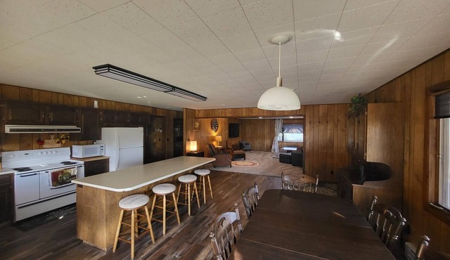 Sleeps 14+ spacious home overlooking Heise.