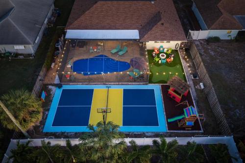 Sleeps 14 Sport Court Tiki Bar Heated Pool