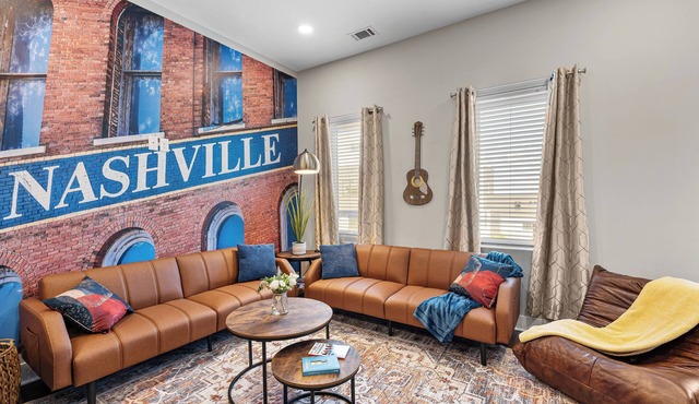 Sleeps 15 - 10 Min to Broadway! Hot Tub/Full Gym/Poker
