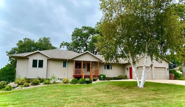 Sleeps 15 Beautiful Home on 1.2 Acre lot Minutes from Lakes, boat dock & beach