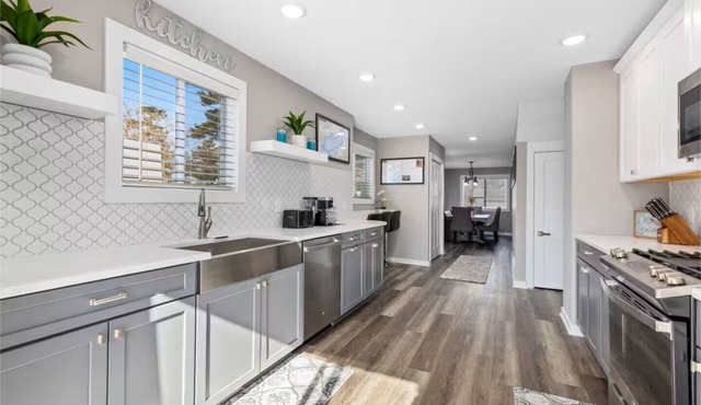 Sleeps 15! - EV Charger - 75" TV - Soaker Tub - 1 Block to Downtown Crosby!