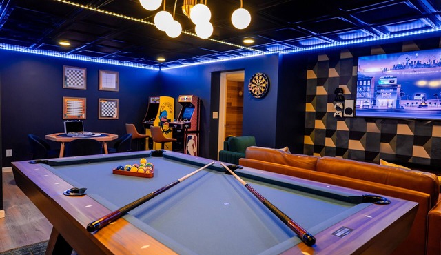 Sleeps 15, Heated Pool, Hot tub, Barrel Sauna, Full Game Room and amazing views!