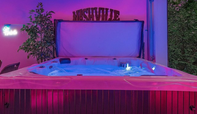 Sleeps 15 - Indoor Hot Tub - Rooftop - Gym - Game Room - Near Broadway