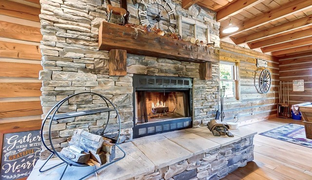 Sleeps 15 - Log Home w/Hot Tub on Ranch w/Lake!