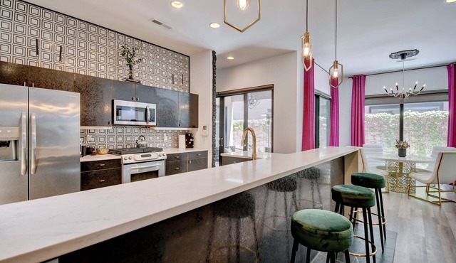 Sleeps 15! Luxury Glam 3000 ft.² home. Top Location in the ABQ Country Club.