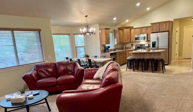 Sleeps 16, 10 Mins to Airport