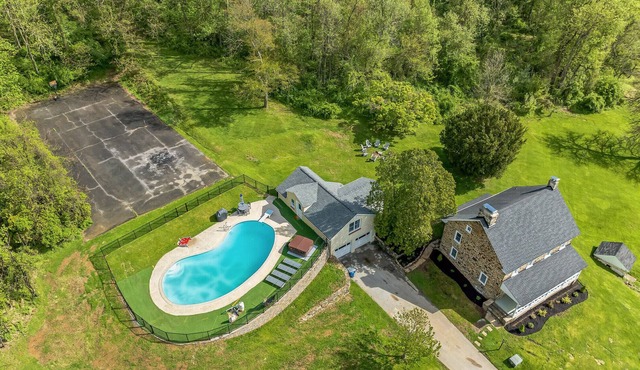 Sleeps 16+, 2 King Beds, Gated Pool, Hot Tub