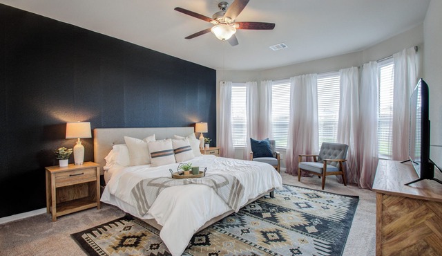 Sleeps 16 + 6 BR House + Spacious Yard + Pool Table