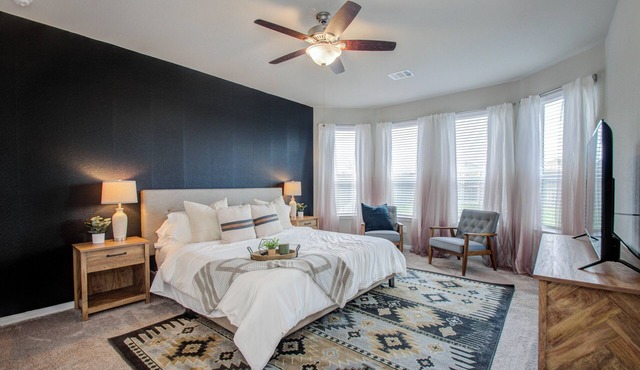 Sleeps 16 + 6 BR House + Spacious Yard + Pool Table