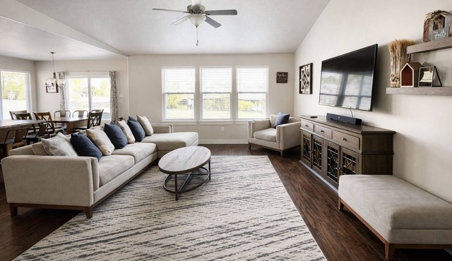 Sleeps 16 Family Retreat Near BYU and UVU Spacious 6BR Home,perfect for group