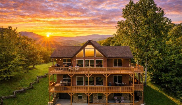 Sleeps 16 - Game Room - Hot Tub - Fire Pit - Private Acre