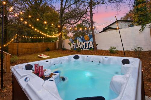 Sleeps 16, Hot Tub, Fire Pit, Walk 2 Beltline/DT