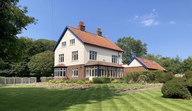 Sleeps 16 House large garden with private pub and Hot Tub! Contact for a price!