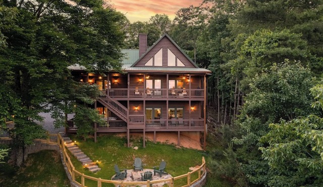 Sleeps 16 Lux Living w/Stunning Views! Fire pit,Game room, Hot tub, Fireplace