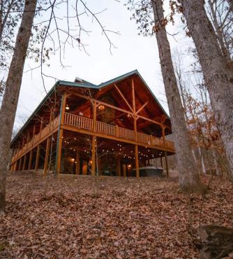 Sleeps 16! Luxury Cabin with Game Room & Hot Tub