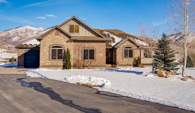 Sleeps 16 Perfect for Outdoor Enthusiasts, Located Near Many Amenities