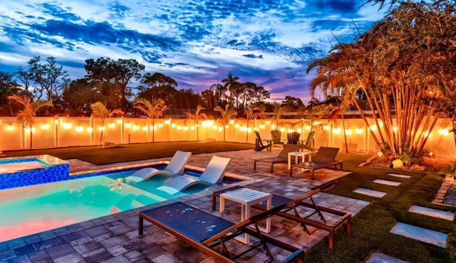 Sleeps 16 Tropical Pool House with Spa near Beach