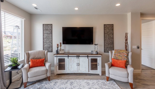 Sleeps 16 w/Loft & Fire Pit on 18th Green