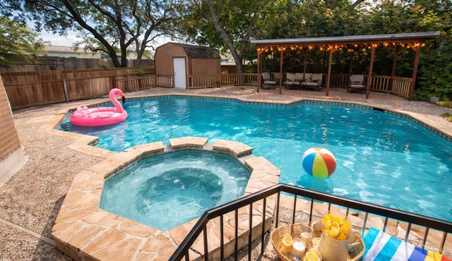 Sleeps 16 w/Pool ,Near SeaWorld, Six Flags and Air Force Base
