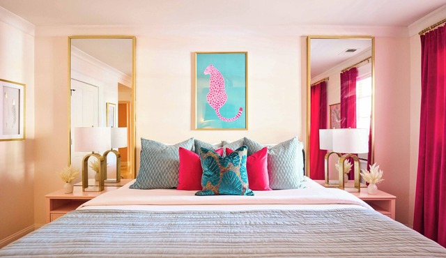 Sleeps 16! Walk to Broughton and River Street!