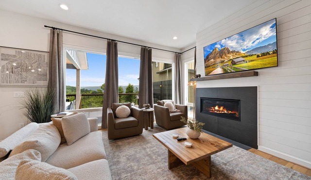 Sleeps 17! 5BR Luxury Home, Hot Tub, Game Room, Walk to Pool & Grill