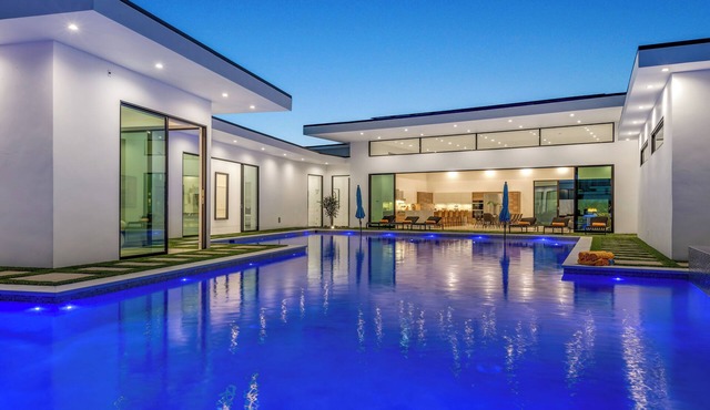 Sleeps 17 | Pool, Hot Tub & Pickleball Court | Bravo Villa #8