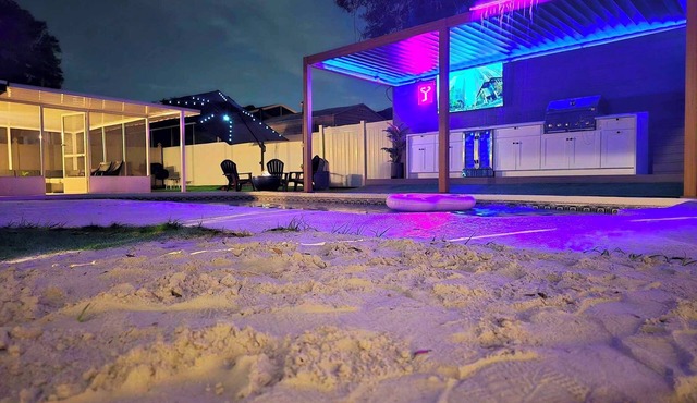 Sleeps 17/Private Beach & Heated pool/mins to Downtown/Buccs/Bush Gardens/Zoo