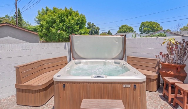 Sleeps 18 5BR Group Stay w/Yard + Parking