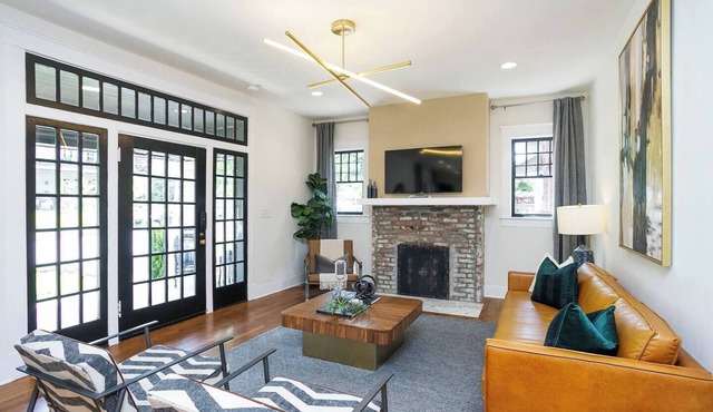 Sleeps 18! Hot tub-Walk to Cafes