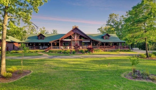 Sleeps 18 Premium Immersive Experience @ Upscale Luxury LogVilla ~ Hot Springs