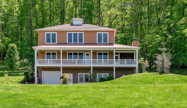 Sleeps 18, Super Spacious, New Patio, Hot Tub, Best Location on the Lake