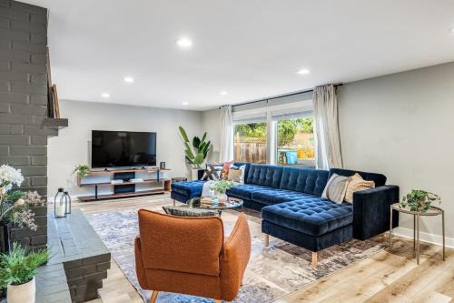 Sleeps 18 Triplex 9BR 3 Kitchens 1 Yard