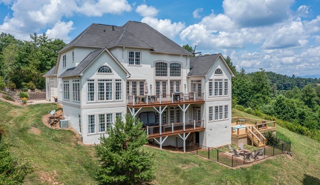 Sleeps 18! Year-round Swim Spa~Hot Tub~Movie room~Firepit