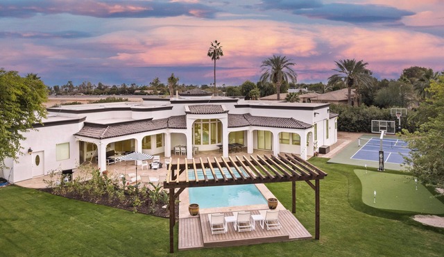 Sleeps 19, 7BDR Estate! Sports Court, Putting Green, Pool | Farrier by AvantStay