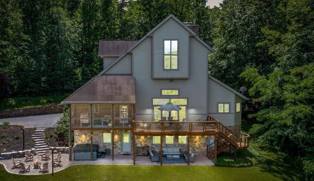 Sleeps 19+, Horse barn, Hot Tub, Swing Set, Toy Room