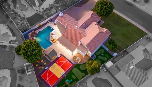 Sleeps 19 Pool Sport Court Putt Putt Gym