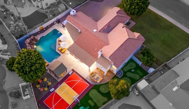 Sleeps 19 Pool Sport Court Putt Putt Gym
