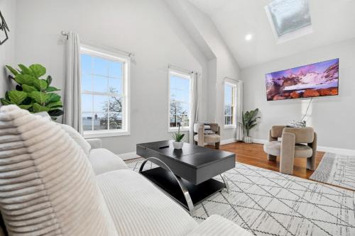 Sleeps 19 Vaulted Living Near NYC