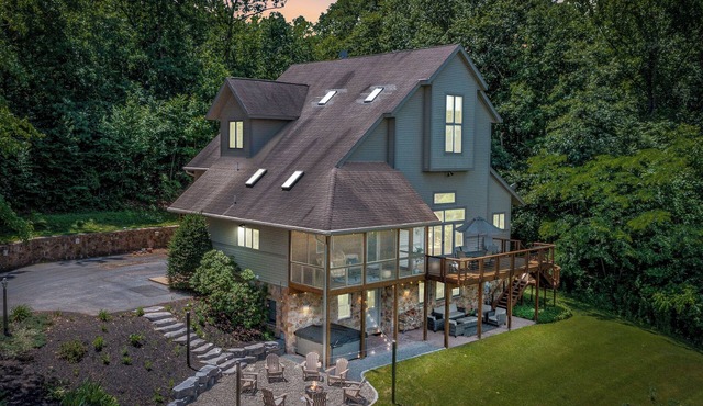 Sleeps 19+ with Hot tub, Game Room & Swing Set