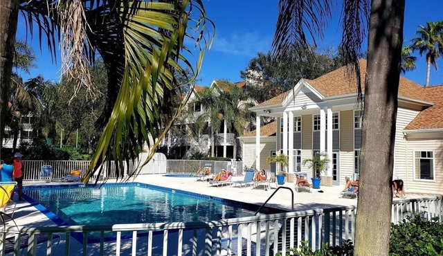 Sleeps 2. Mins to Downtown, Beaches & Airport/Ground Floor Unit