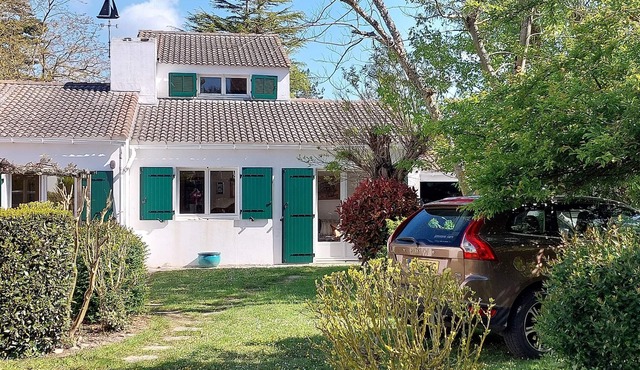 Sleeps 2 to 10; Large comfortable house, 3 minutes walk from stunning beach.