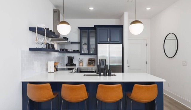 Sleeps 20, 3 Condos Side-by-Side, 10 minutes to Broadway