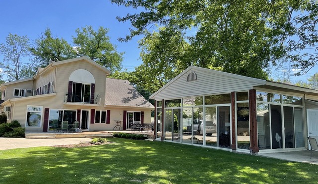 Sleeps 20, 3 Kings, great fishing. Weekly only from mid-June till late Aug.n