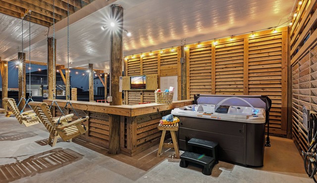 Sleeps 20, 4 King BR, Beach Access, Luxury Spa, Decks, Pets, Games Galore