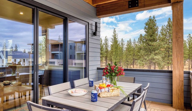 Sleeps 20, 4 Units 10bdr, Hot Tub, Near Old Bend + DT Aerie by Avantstay