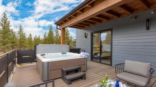 Sleeps 20 4 Units Hot Tub Deck Near DowntownOld Bend Aerie by AvantStay