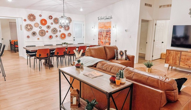 Sleeps 20, 8 bedrooms/5 bath, 15 mins to Sedona and 0.3 mi to hiking trails!