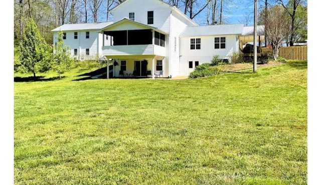 SLEEPS 20! Cheerful Modern Farmhouse