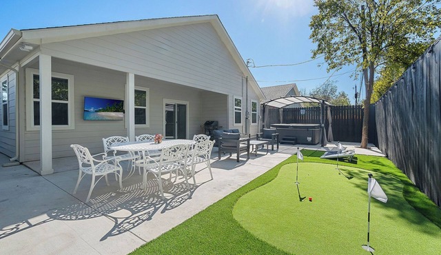 Sleeps 20 in FW Stockyards w HotTub & MiniGolf